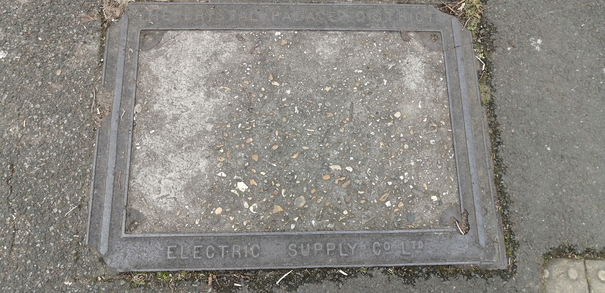 Photo of manhole cover bearing inscription 